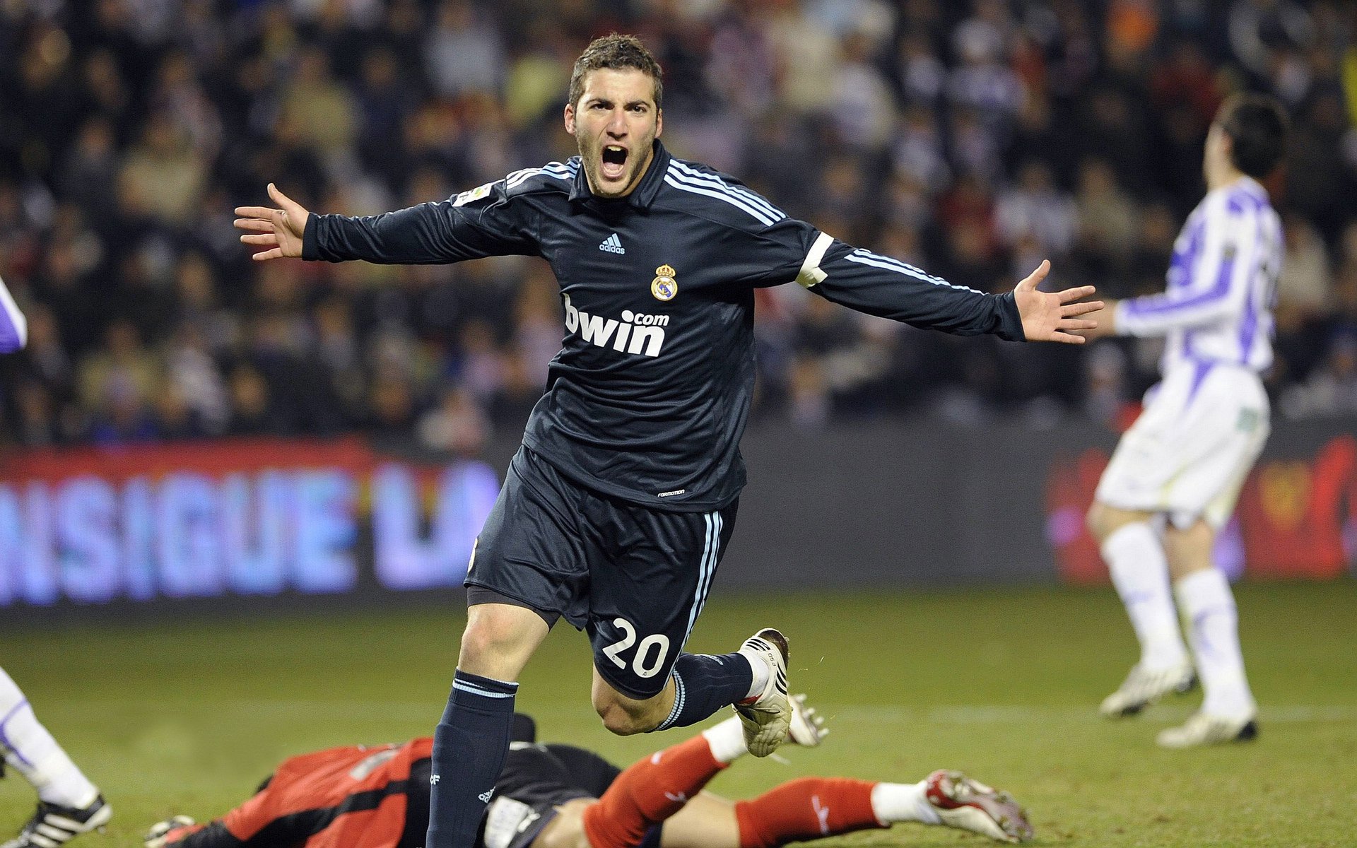 网坛唯一性之战,卢布列夫用暴力美学,撕碎兹维列夫的精密逻辑